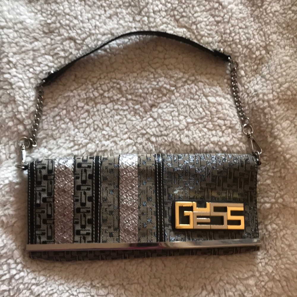 Guess clutch